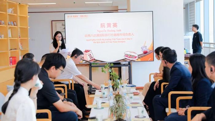 Đại diện doanh nghiệp du lịch Việt Nam đang hoạt động tại Vân Nam chia sẻ tại buổi tọa đàm. (Ảnh: YICC)
