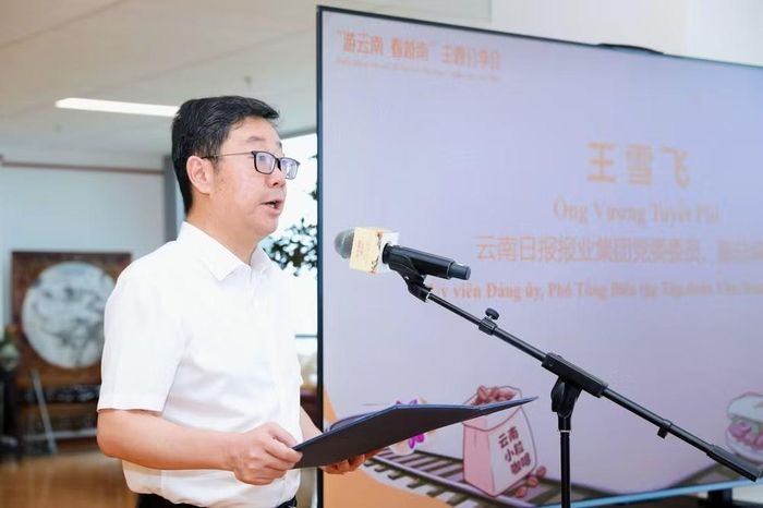 Ông Vương Tuyết Phi, Phó Tổng Biên tập Tập đoàn Nhật báo Vân Nam, phát biểu tại buổi tọa đàm. (Ảnh: YICC)
