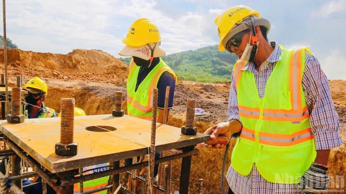 Kỹ sư, công nhân tập trung thực hiện thi công hạng mục nút giao qua xã Định Quán, thành phố Đồng Nai.