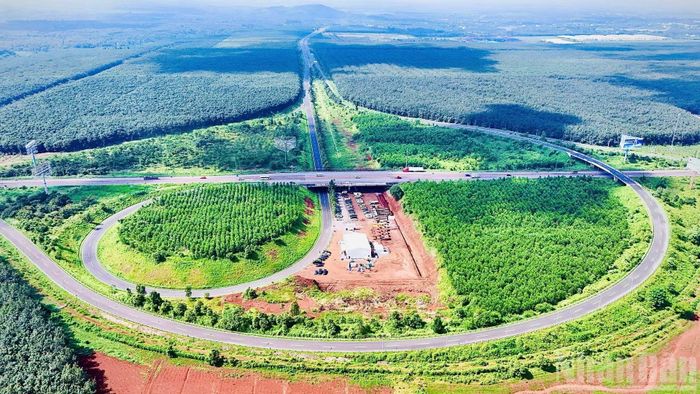 Điểm đầu của cao tốc Dầu Giây-Tân Phú tại nút giao Dầu Giây, nơi kết nối các tuyến cao tốc Thành phố Hồ Chí Minh-Long Thành-Dầu Giây và Phan Thiết-Dầu Giây.