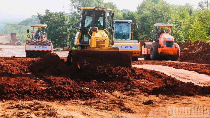 Trên công trường rộn ràng máy móc đẩy nhanh tiến độ thi công.