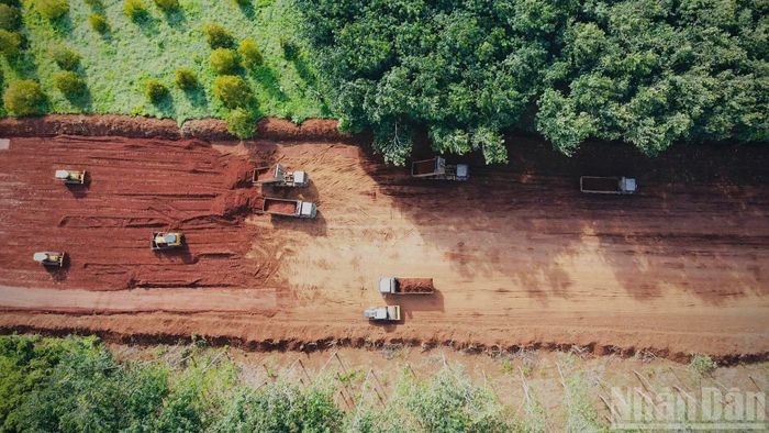 Máy móc được huy động để tăng tốc thi công hạng mục san nền đường cao tốc Dầu Giây-Tân Phú.