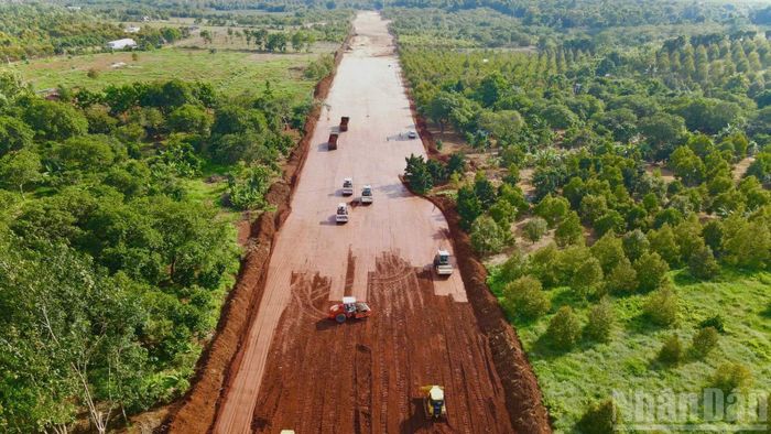Cao tốc Dầu Giây-Tân Phú là đoạn đầu của dự án cao tốc Dầu Giây-Liên Khương nối giữa thành phố Đồng Nai và tỉnh Lâm Đồng.