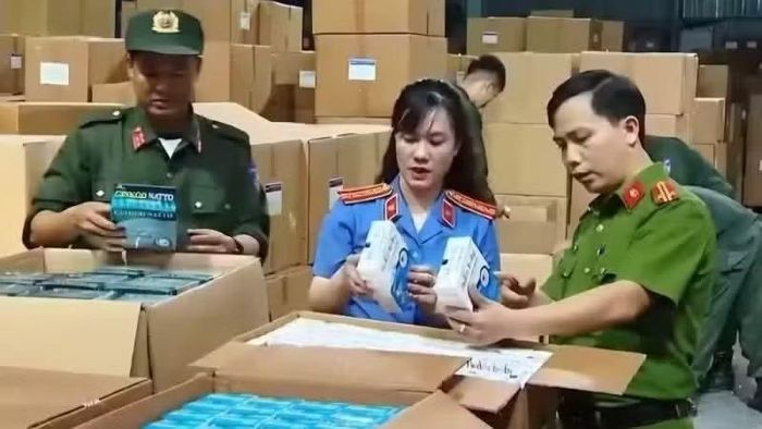 Lực lượng chức năng kiểm tra hàng hóa trong quá trình điều tra vụ án. (Ảnh: Bộ Công an)