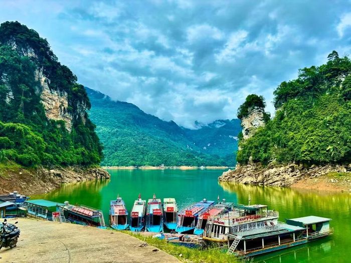 Bến thuyền hồ Na Hang.