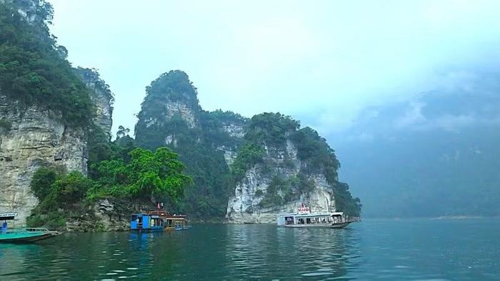 Cảnh quan thiên nhiên thơ mộng trên hồ Na Hang.