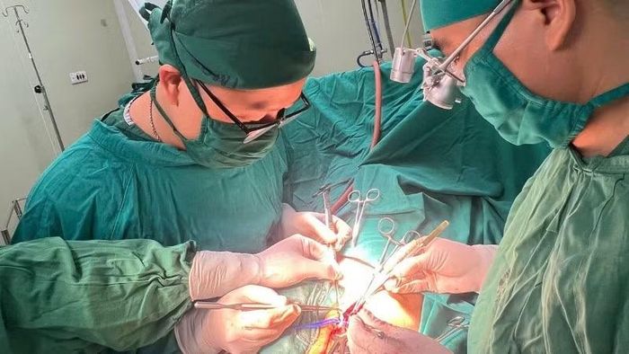 Bác sĩ phẫu thuật cho người bệnh.