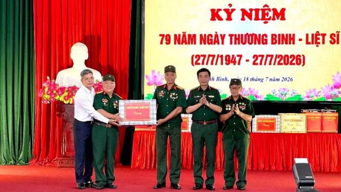 Đại tướng Phan Văn Giang tặng quà đại diện lãnh đạo Trung tâm và đại diện Hội đồng thương bệnh binh.