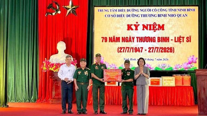 Đồng chí Nguyễn Thị Thanh, Ủy viên Trung ương Đảng, Phó Chủ tịch Quốc hội, trao tặng quà tại chương trình.
