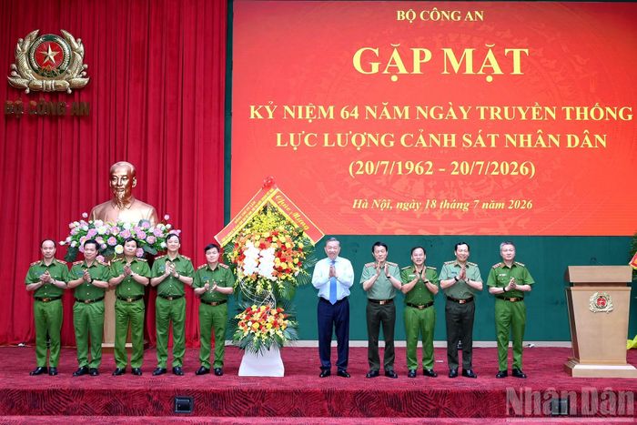 Tổng Bí thư, Chủ tịch nước Tô Lâm tặng hoa chúc mừng lực lượng Cảnh sát nhân dân.