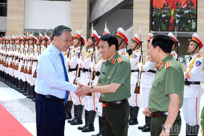 Tổng Bí thư, Chủ tịch nước Tô Lâm với các đồng chí lãnh đạo Bộ Công an.