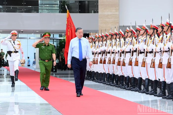 Tổng Bí thư, Chủ tịch nước Tô Lâm duyệt Đội danh dự Công an nhân dân. (Ảnh: ĐĂNG KHOA)