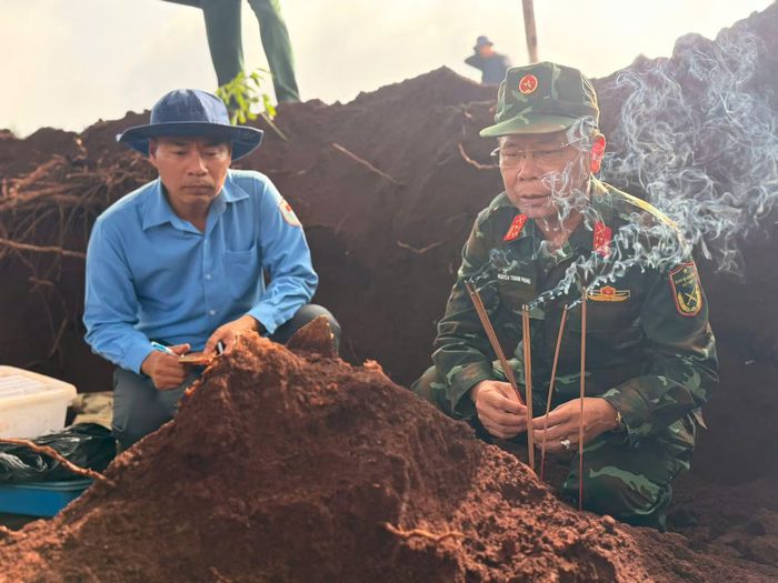 Đại tá Nguyễn Thanh Phong và Thượng tá Vũ Văn Thọ (K72) thắp hương tại khu vực nghi có hài cốt liệt sĩ.