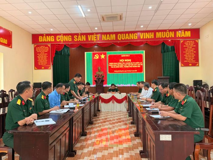 Thiếu tướng Trần Chí Tâm chỉ đạo tại Hội nghị Triển công tác chuẩn bị tổ chức lễ triển khai tìm kiếm, quy tập hài cốt liệt sĩ tại xã Minh Đức, sáng 18/7.