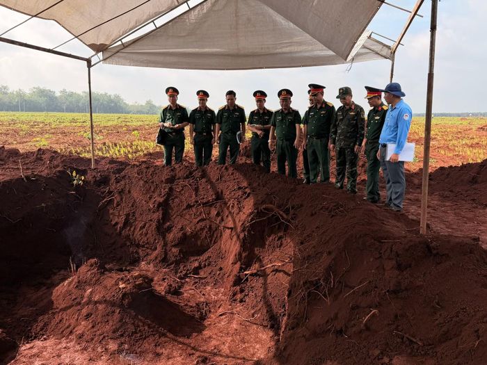 Thiếu tướng Trần Chí Tâm, Ủy viên Ban Thường vụ Đảng ủy, Phó Chính ủy Quân khu 7, Trưởng ban Chỉ đạo Tìm kiếm, quy tập và xác định danh tính hài cốt liệt sĩ (Ban Chỉ đạo) Quân khu 7 làm Trưởng đoàn công tác Quân khu 7 đến kiểm tra khu vực tìm kiếm xã Minh Đức.