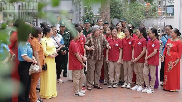 Nhà sử học Lê Văn Lan chia sẻ về tục Kết chạ cùng bà con làng Vạn Phúc.