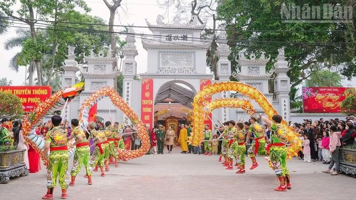 Lễ hội truyền thống làng Vạn Phúc.