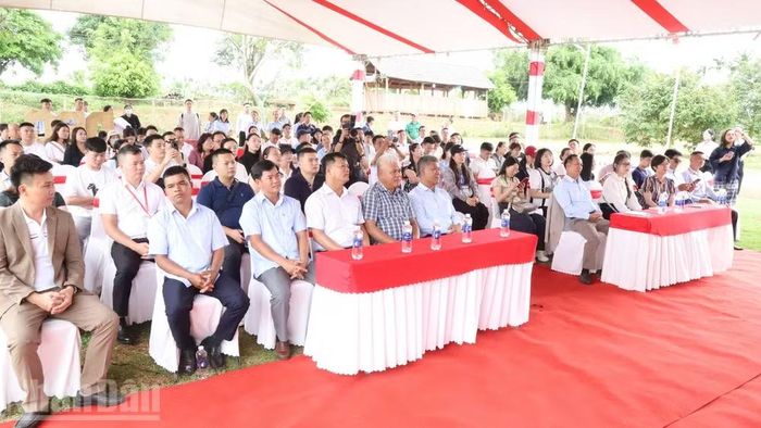 Lãnh đạo phường Cư Bao và Dakruco cùng các doanh nghiệp tham gia chương trình.