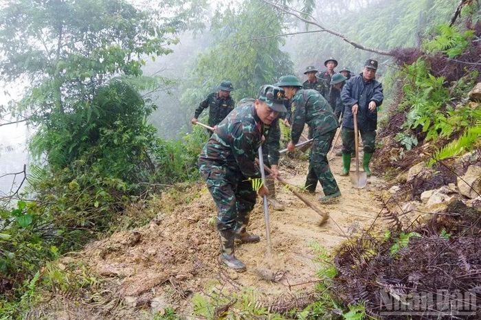 Cán bộ, chiến sĩ Trung đoàn 121 khắc phục bảo đảm giao thông đến thôn Kim Nọi.