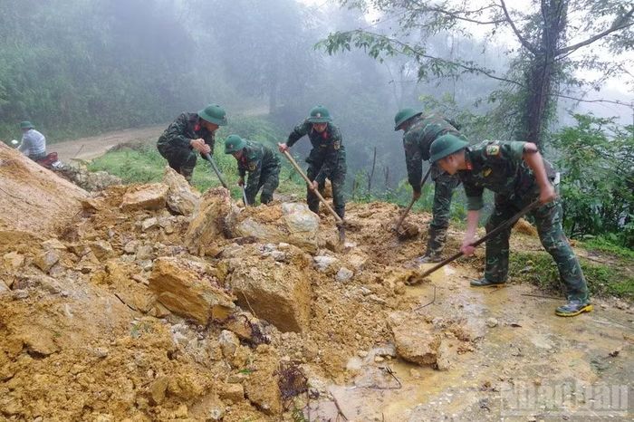 Dọn đất đá để bảo đảm giao thông tuyến liên xã.