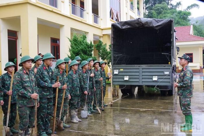 Trung đoàn 121 nhận lệnh hành quân về xã Mù Cang Chải khắc phục hậu quả thiên tai.
