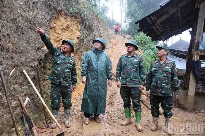 Chỉ huy đơn vị khảo sát các điểm nguy cơ sạt lở để đưa lực lượng vào ứng cứu.