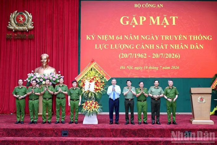 Tổng Bí thư, Chủ tịch nước Tô Lâm tặng hoa chúc mừng lực lượng Cảnh sát nhân dân. (Ảnh: ĐĂNG KHOA)