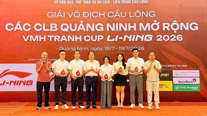 Ban tổ chức tặng lưu niệm cho các nhà tài trợ.