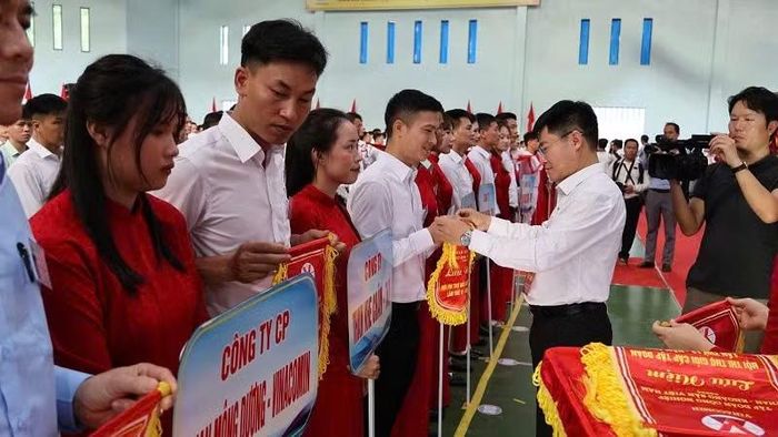 Các đơn vị tham gia nhận cờ lưu niệm.