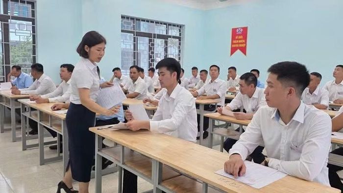 Các thí sinh nhận đề thi môn lý thuyết.