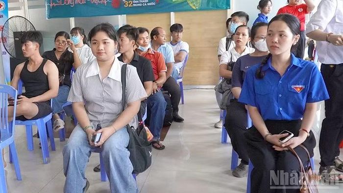 Các bạn trẻ ngồi chờ đến lượt hiến máu tình nguyện.