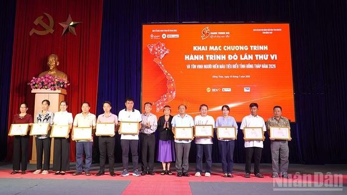Trao Bằng khen của Ủy ban nhân dân tỉnh tặng các cá nhân có thành tích hiến máu tình nguyện.