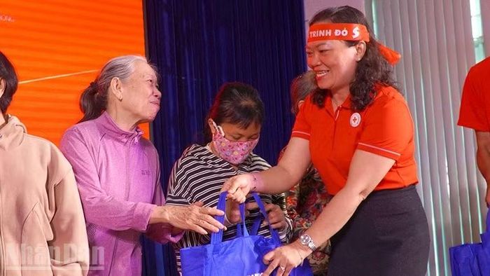 Trao quà tặng 20 người hiến máu tiêu biểu có hoàn cảnh khó khăn.