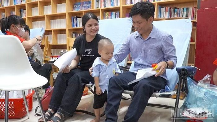 Đôi vợ chồng trẻ chuẩn bị hiến máu tình nguyện.