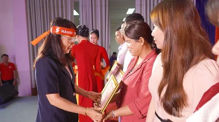 Trao bằng khen của Ủy ban nhân dân tỉnh tặng các gia đình có thành tích hiến máu tình nguyện.