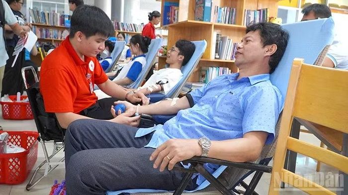 Tình nguyện viên “Hành trình Đỏ”, cán bộ, công chức, viên chức, lực lượng vũ trang, giáo viên, sinh viên và nhân dân trên địa bàn tỉnh tham gia hoạt động hiến máu tình nguyện.