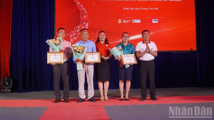 Ban Tổ chức trao hoa tri ân các đơn vị đồng hành cùng chương trình.