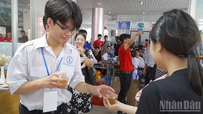 Phục vụ nước trà đường cho người hiến máu.