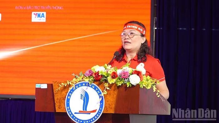 Bà Đặng Thị Thu Uyên, Chủ tịch Hội Chữ thập đỏ tỉnh, Phó Trưởng Ban Thường trực Ban Chỉ đạo vận động Hiến máu tình nguyện tỉnh Đồng Tháp phát biểu tại chương trình.