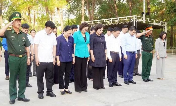Các đại biểu tưởng nhớ các Anh hùng liệt sĩ tại Nghĩa trang Liệt sĩ quốc gia Trường Sơn.