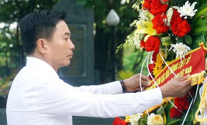 Thượng tướng Nguyễn Doãn Anh, Phó Chủ tịch Quốc hội dâng hoa tri ân các Anh hùng liệt sĩ tại Nghĩa trang Liệt sĩ quốc gia Trường Sơn.