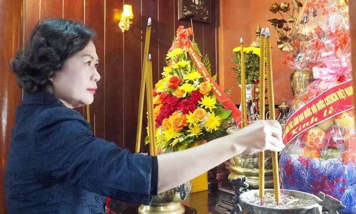 Phó Chủ tịch Quốc hội Nguyễn Thị Hồng dâng hương tại Đền thờ Bác Hồ ở Nghĩa trang Liệt sĩ quốc gia Trường Sơn.