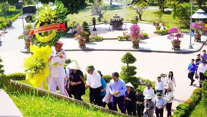 Các đại biểu tri ân các Anh hùng liệt sĩ tại Di tích quốc gia đặc biệt Thành Cổ Quảng Trị.