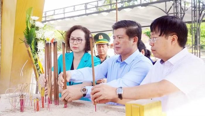 Đồng chí Trần Vũ Khiêm, Phó Bí thư Thường trực Tỉnh ủy, Trưởng Đoàn đại biểu Quốc hội tỉnh Quảng Trị cùng các đại biểu dâng hương tri ân các Anh hùng liệt sĩ tại Nghĩa trang Liệt sĩ quốc gia Đường 9.