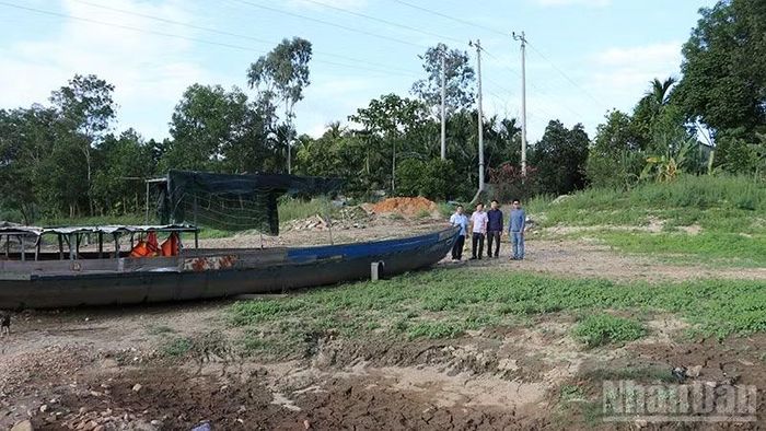 Việc không có cây cầu bắc qua sông Thuốc Hột ở xã Đức Phú khiến cuộc sống của hàng nghìn người dân gặp khó khăn.