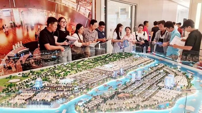 Người dân tham dự bốc thăm lựa chọn 751 căn nhà ở xã hội thuộc Dự án nhà ở xã hội Khu đô thị Phú Cường Phú Quý.
