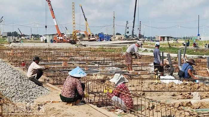 Công nhân thi công Dự án nhà ở xã hội Khu đô thị Phú Cường Phú Quý.