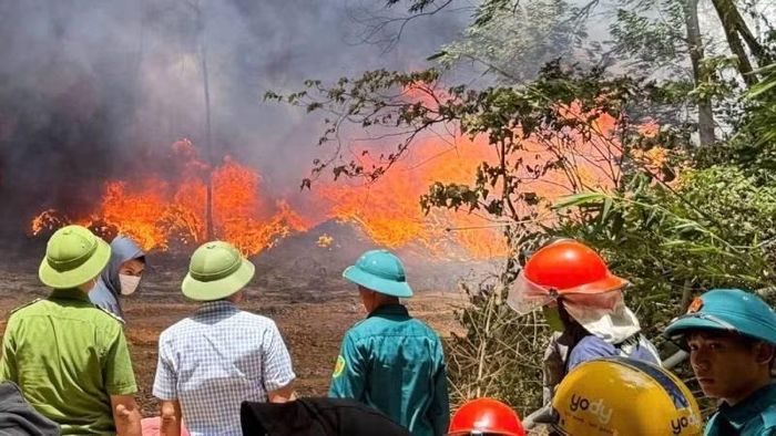Lượng chức năng tỉnh Quảng Trị nỗ lực khống chế đám cháy giữa trưa.