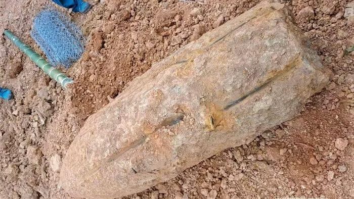 Quả bom đường kính 42cm, dài 1,2m, nặng khoảng 350kg. (Ảnh: TRỌNG KIÊN)