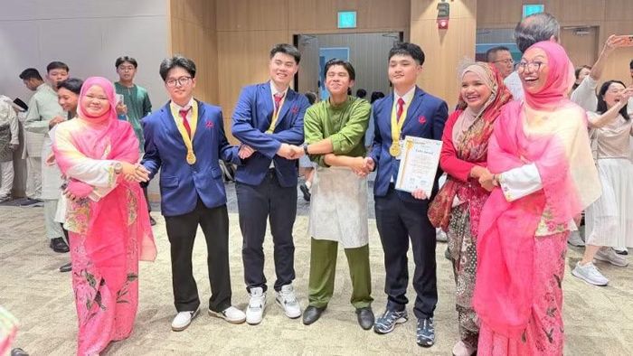 Các học sinh của Trường Hoàng Việt giao lưu với học sinh của các nước tham dự giải.